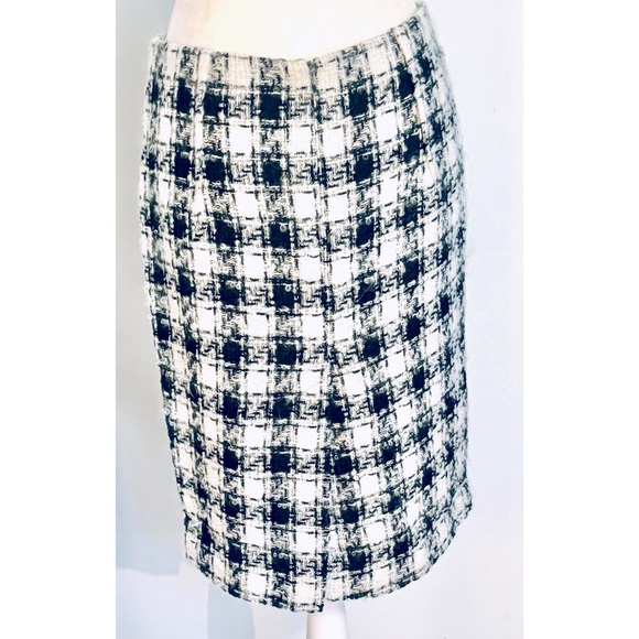 Fuzzy wool pencil skirt knee length in black and white houndstooth- Size 6 - Picture 6 of 11